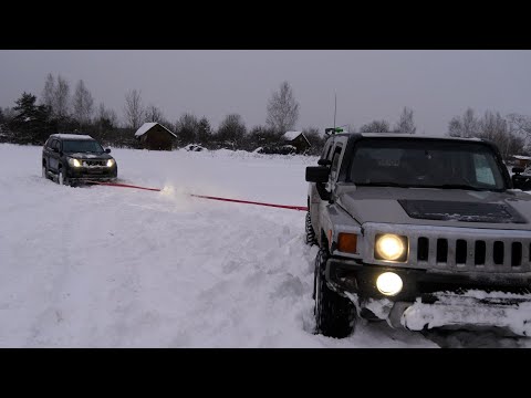 Видео: Toyota PRADO спасает HUMMER H3, УАЗ, НИВУ, FORD ESCAPE и торит путь SUZUKI VITARA в глубоком снегу