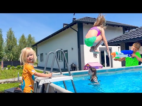 Видео: НИКА И СОФИЯ И ИХ РАЗВЛЕЧЕИНЯ В БАССЕЙНЕ. СОФУНЬЯ ШАЛУНЬЯ