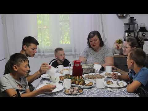 Видео: Мукбанг маленькой компании