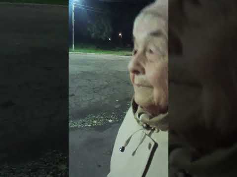 Видео: Вечерняя прогулка с мамой.