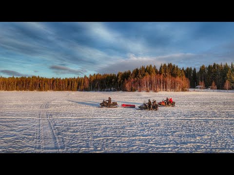 Видео: Поход на снегоходах по замёрзшим озёрам Швеции | Север, лёд и скорость. Часть 1