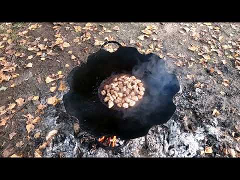 Видео: Картошка со свининой на садже. Batatas com carne de porco no disco da grade.