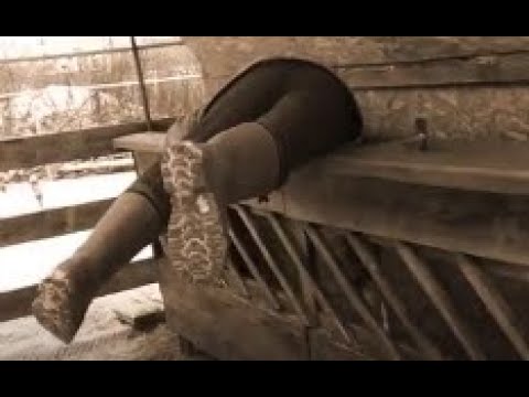 Видео: Кормление коз в зимний период 2.   Уборка кормушки. Куда девать недоеденное козами сено...