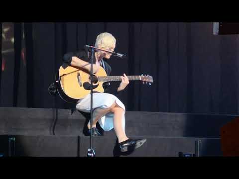 Видео: Диана Арбенина - Автомобильный блюз (акустика, СПб, 14.03.2020)