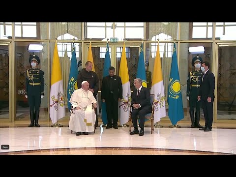 Видео: Президент РК встретил Папу Римского Франциска в международном аэропорту Нур-Султана