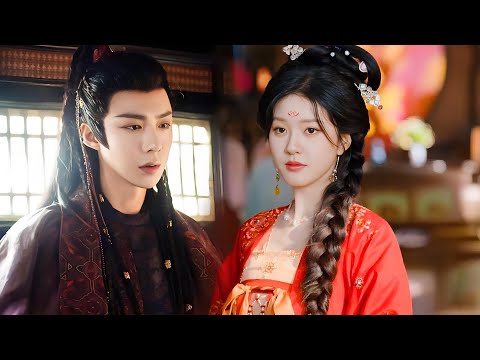 Видео: Золушка появилась в красном платье, как и было обещано, и принц тайно обратил на нее внимание.