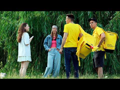 Видео: БАЯНИСТ притворился КУРЬЕРОМ и КАК ЗАИГРАЛ | ВСЕ БЫЛИ В ШОКЕ