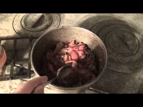 Видео: Обжариваем фарш, делаем подливку и готовим пюре.