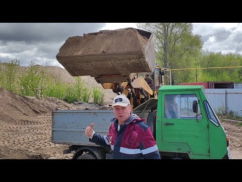 Видео: Едем за песком на Мультикаре 25. Погрузка речного песка трактором амкодор.