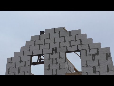 Видео: Кладка фронтона