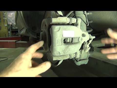 Видео: Замена задних тормозных колодок на Пежо 3008.