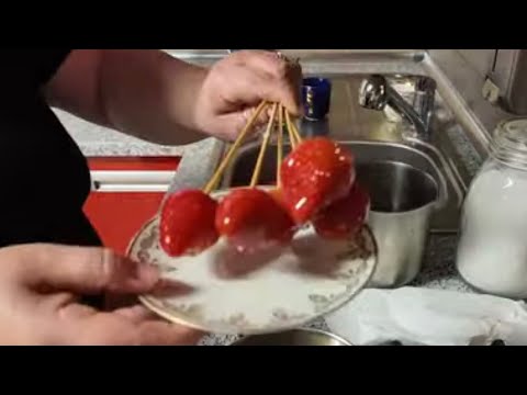 Видео: Клубника в СТЕКЛЕ.ИДЕАЛЬНАЯ КАРАМЕЛЬ. РЕЦЕПТ ПО ВАШЕЙ ПРОСЬБЕ.