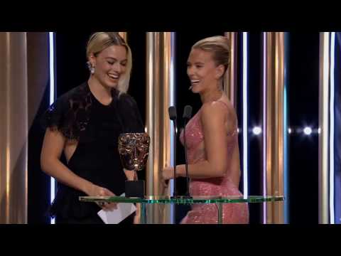 Видео: ОЧЕНЬ СМЕШНО! МАРГО РОББИ получает награду вместо БРЭДА ПИТТА за лучшую мужскую роль!