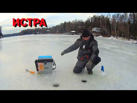 Видео: ПОКЛЁВКИ В КАЖДОЙ ЛУНКЕ. ПОДЛЕЩ НА ЧЕРТИКА И ПОПЛАВОК. Рыбалка на ИСТРЕ.