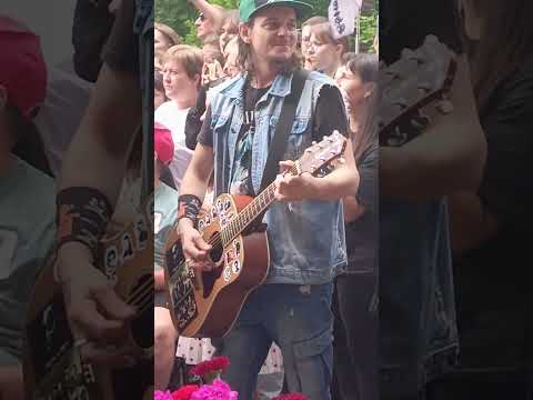 Видео: Воспоминания о былой любви на могиле Михаила Горшенева 2024