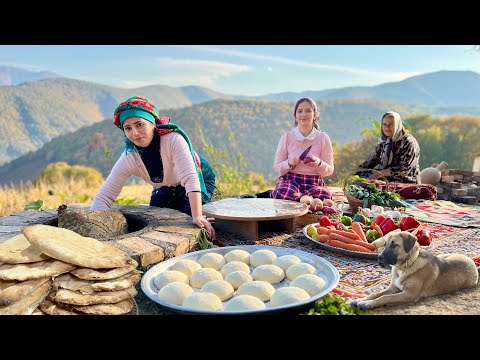 Видео: Деревенская жизнь в Северном Иране | Выпечка хлеба тандури и приготовление омлета на ужин