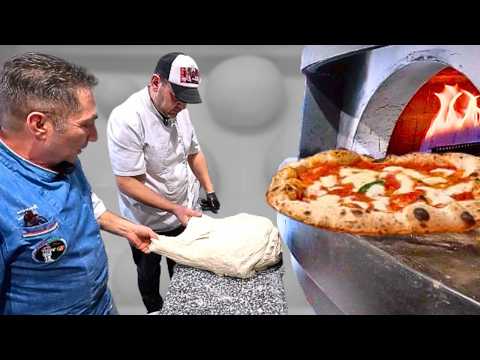 Видео: Дженаро учит Томаса настоящей пицце! 35 лет опыта в одной консультации!