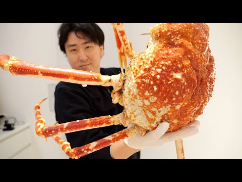 Видео: Большой краб длиной более метра, с которым смело обращаются, чтобы приготовить блюдо!