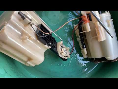 Видео: Infiniti fx35 fx37 qx70 S51 cleaning fuel level sensor and filter чистка датчика уровня топлива