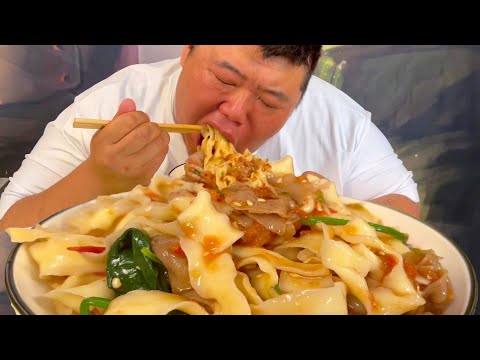 Видео: Брат обезьяна опять прожорлив? «Жирная говяжья лапша» всасывается в желудок