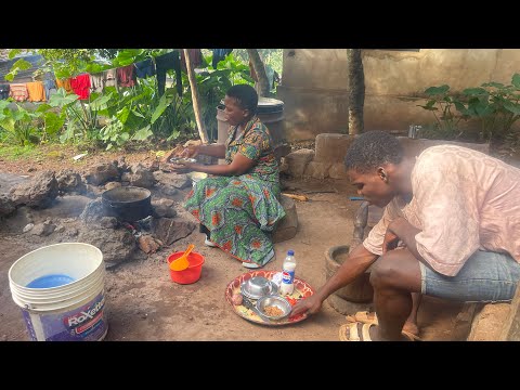 Видео: Семья из африканской деревни готовит настоящий суп Огбоно вместе | Настоящая жизнь африканской де...