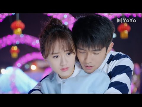 Видео: Босс просит героиню пойти в парк развлечений, и он не может не обнять ее