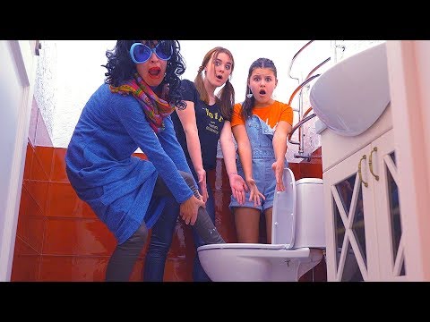 Видео: Математичка ЗАСТРЯЛА В УНИТАЗЕ!?! Кто ВЫБЕСИЛ Акакиевну?