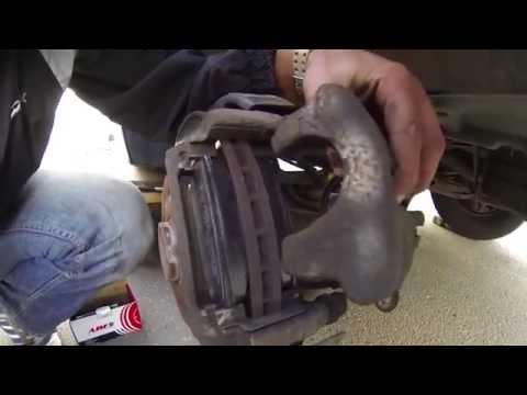 Видео: Замена задних тормозных колодок Volkswagen Transporter T5