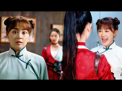 Видео: Женщина видит прозрачную версию себя в зеркале и кричит от ужаса