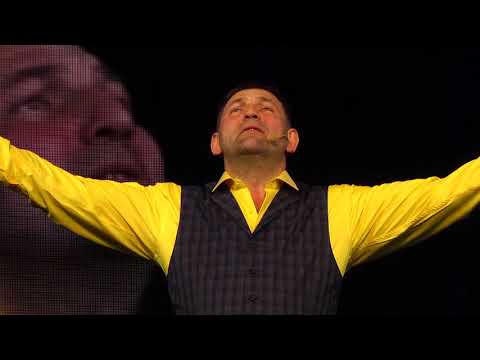 Видео: Раил Садриев Гөларә Шәрипованың “Тормыш сәгате” шигырен укый