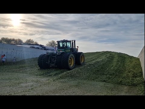 Видео: Джон Дір на силосі або огляд нових силосних ям та корівників