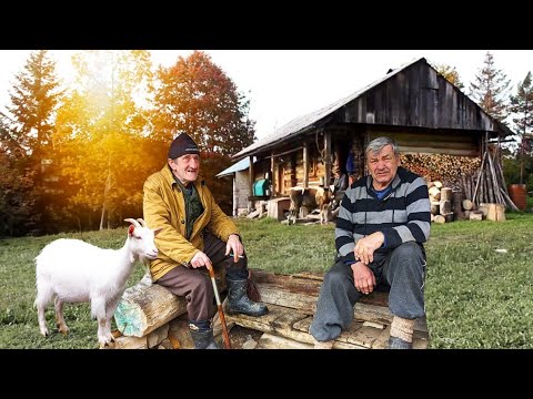 Видео: Старость пожилого человека высоко в горах далека от цивилизации.