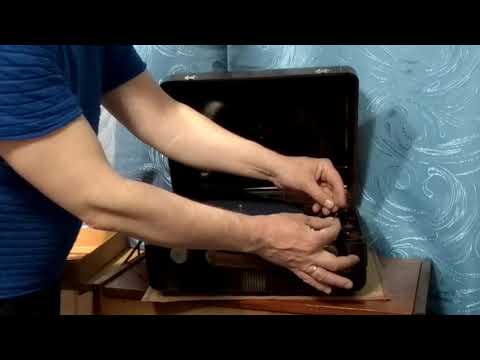 Видео: Электрограммофон Эльфа в карбоитовом чемоданчике USSR old turntable ELFA, carbolit box