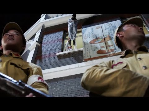 Видео: Перелезая через стены и стены, спасаясь на глазах у японской армии.