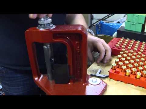 Видео: Заряжаю дешёвые патроны .44 Magnum для плинкинга. Полное руководство по перезарядке в HD-качестве.