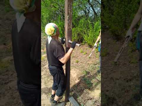 Видео: Забивание столбов.классная штука!