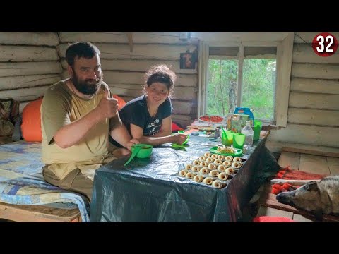 Видео: Обычные будни семьи живущей в тайге Приполярного Урала. Встреча Наташи с медведем лоб в лоб. ч.32