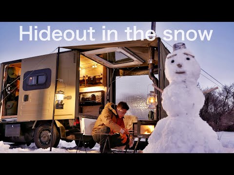 Видео: Зимний автомобильный кемпинг в снегу | Дровяная печь и снеговик [Расслабляющая природа АСМР]
