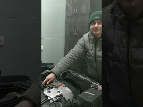 Видео: Mercedes мотор 111, замена клапана обратного давления топлива, замена датчика холодного запуска.