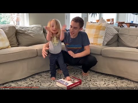 Видео: # 111 Стоя одной ногой вверх: упражнения для ребенка с низким мышечным тонусом