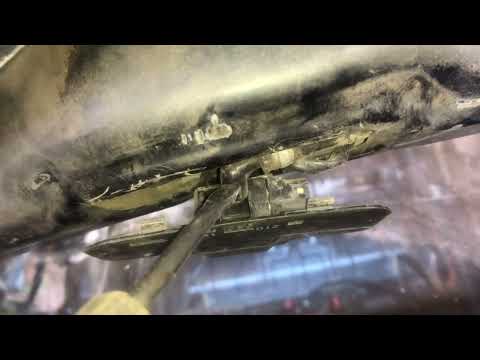 Видео: Как снять форсунки омывателя Mercedes-Benz W210