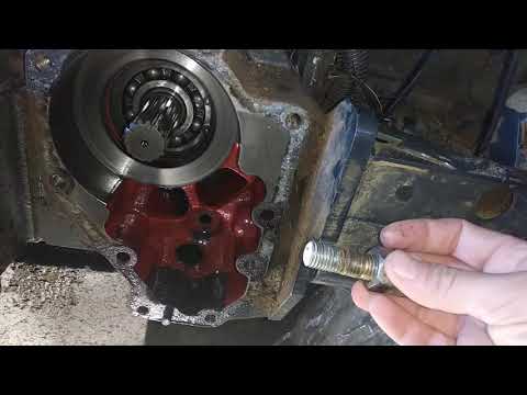 Видео: Iseki TU257. Разборка картера заднего моста для замены сальника.