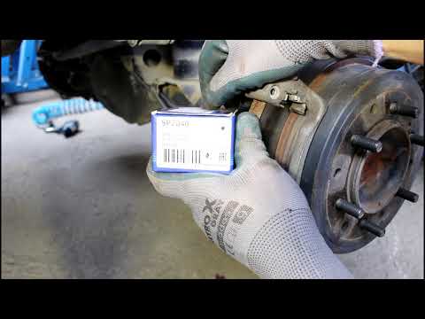 Видео: Замена задних тормозных колодок Toyota Land Cruiser Prado 120 2004 года Тойота Ленд крузер прадо