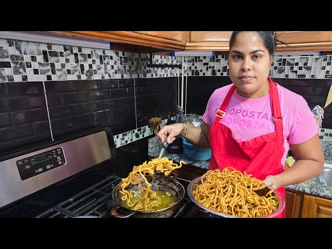 Видео: Салат с салом и чипсами из плантена с острым соусом манго