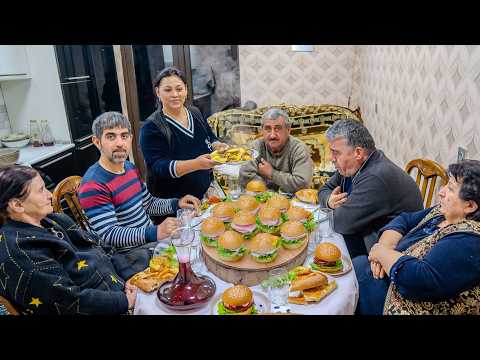 Видео: Женщина выпекает 50 штук булочки и бургер в деревенской кирпичной печи