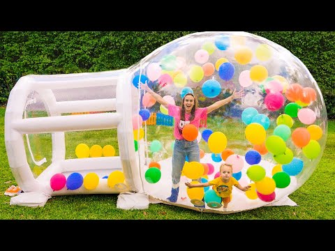 Видео: Крис и мама строят для детей надувной игровой домик