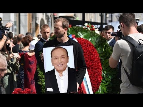 Видео: Народ провожает овациями Александра Маслякова / Планета КВН 11.09.2024  трагедия на похоронах