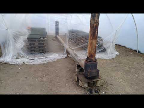 Видео: Опалення в теплиці. Буржуйка на дровах.Система горіння зверху вниз через колісники