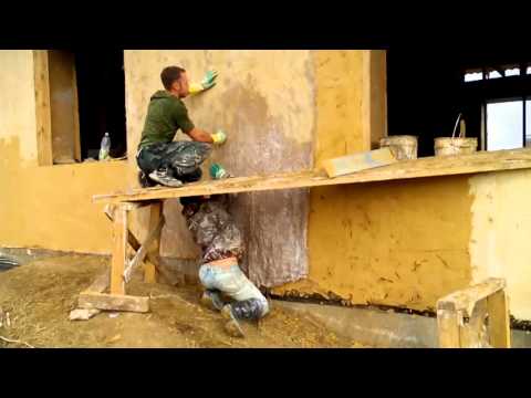 Видео: штукатурка домов из соломы. Домик74