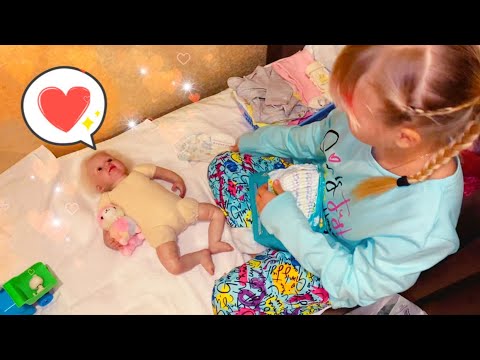 Видео: Алиса ухаживает ЗА РЕБОРНОМ Алисой Выбираем в чем Алиса будет спать в гостях! Reborn baby care video